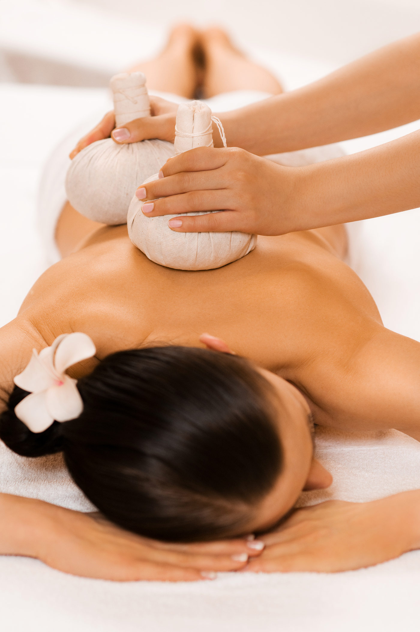 Staatlich anerkannter Fachpraktiker für Massage, Wellness und Prävention -- Kräuterstempel Massage