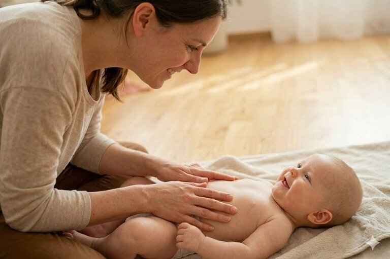 Babymassage stärkt die Eltern-Kind-Bindung