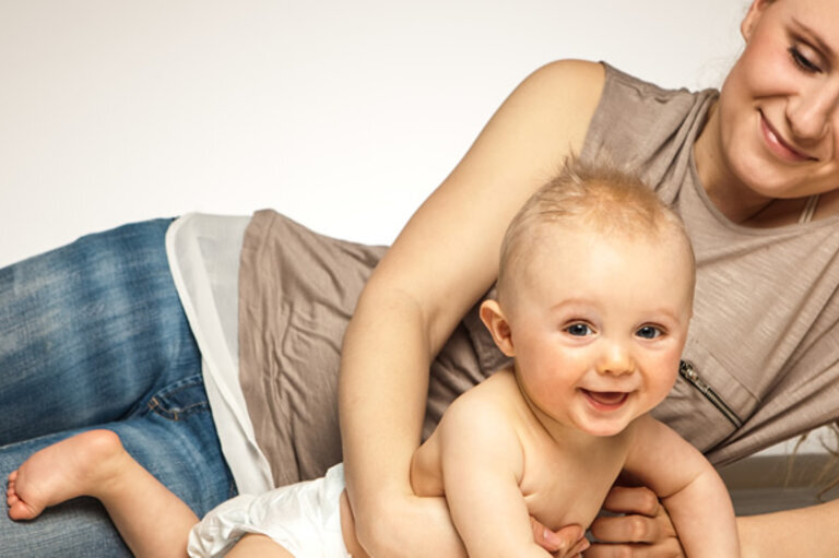 Mutter bei der Babymassage mit ihrem Kind